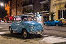 Fiat 500 v nočních ulicích