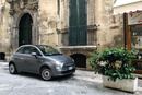 Nový Fiat 500 ve stísněných uličkách Lecce