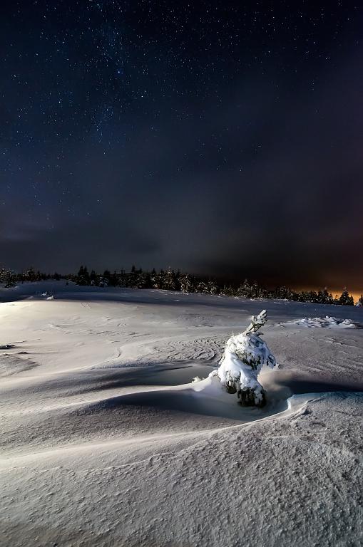 Brzdná dráha po nočním přistání malého smrčku ve sněžné poušti.