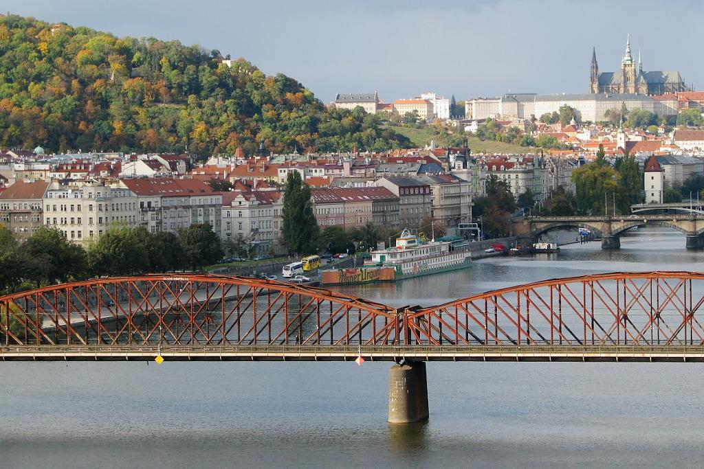 Smíchovské nábřeží s Železničním mostem