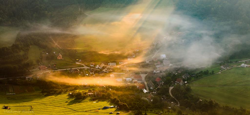 Dedinská bitka hmly so slnečnými lúčmi