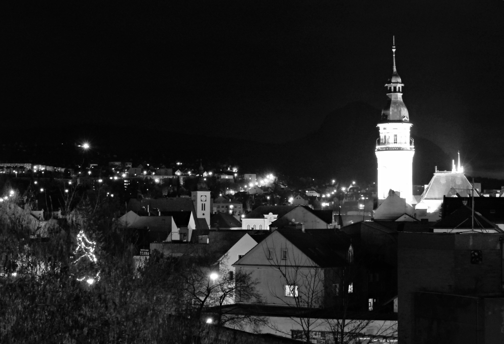 večerní  Bílina s horou Bořeň v pozadí