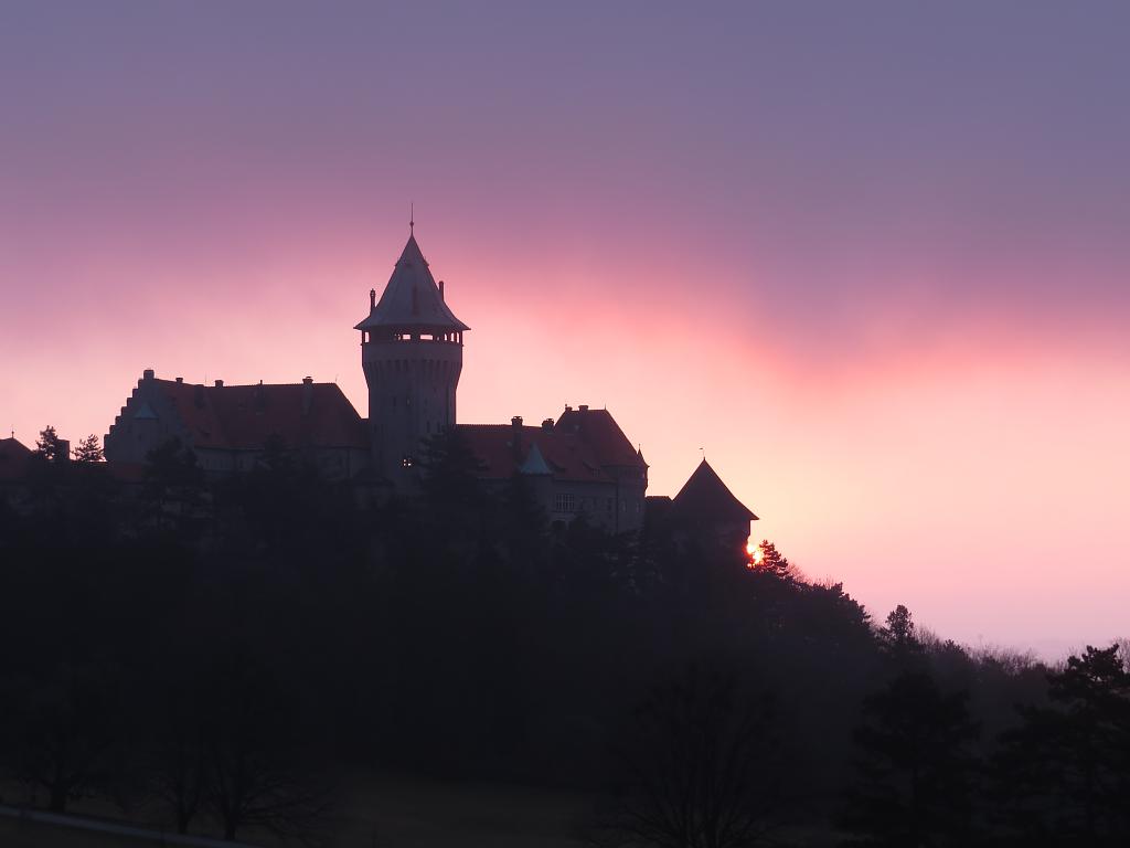 Silueta Smolenického zámku vo fialovom