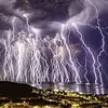 Turecký fotograf složil 30 snímků blesků dohromady, vzniklo působivé foto bouře