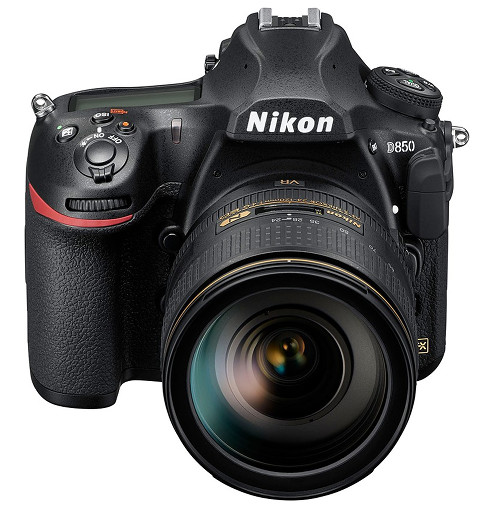 Nikon D850 s objektivem