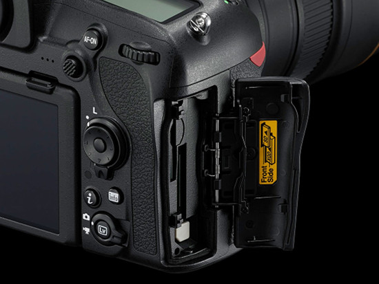 Nikon D850 slot pro karty