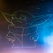Baby Yoda namalován na oblohu pomocí dronu a silného světla