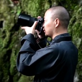 Buddhistický mnich fotografem: Yanchi v chrámu Lingyin fotí Hasselbladem