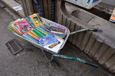 Obchod s jetými učebnicemi v ulicích jen kvete