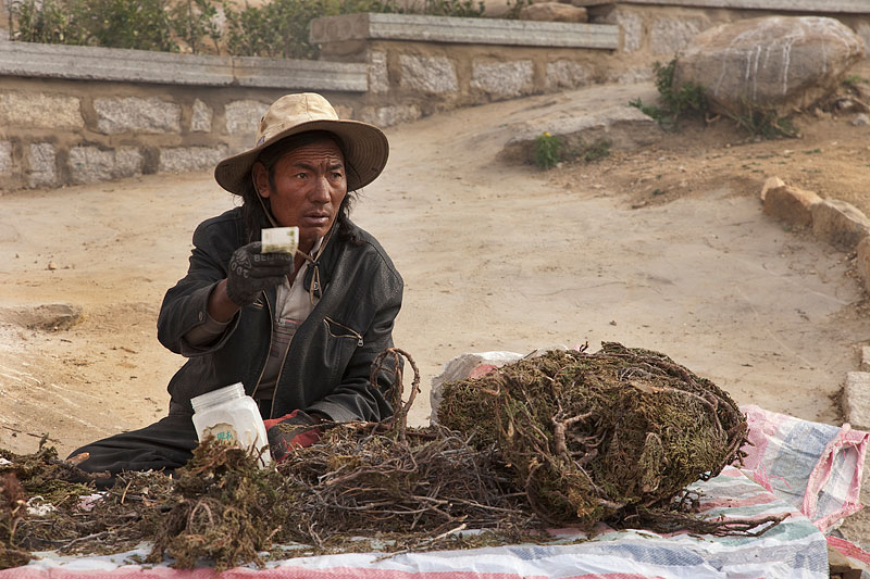 Prodavač u klášteru Drepung - Tibet