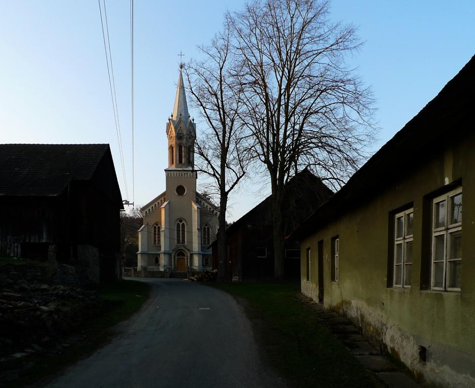 Vesnický kostelík.