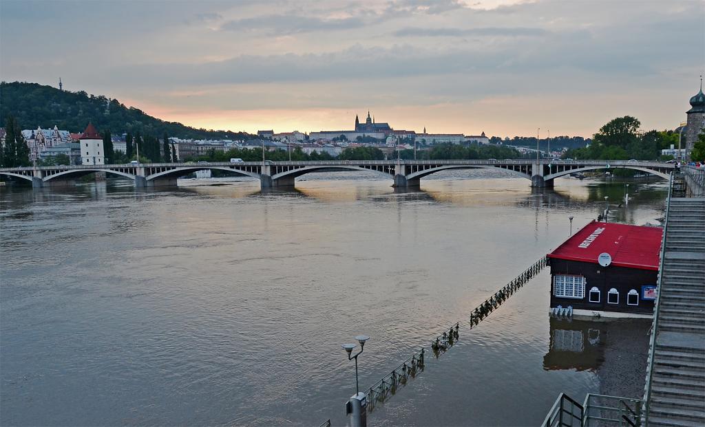 Voda v Praze opadává...