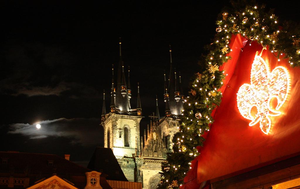 Měsíc v úplňku a vánoční Praha
