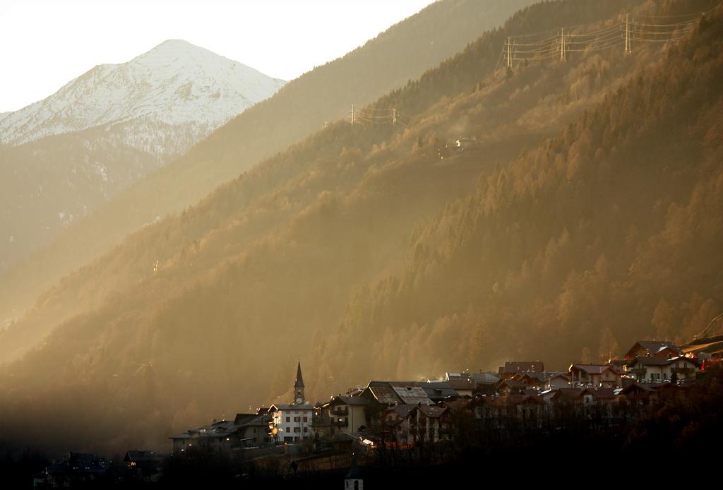Západ slunce nad městečkem v údolí Val di Sole