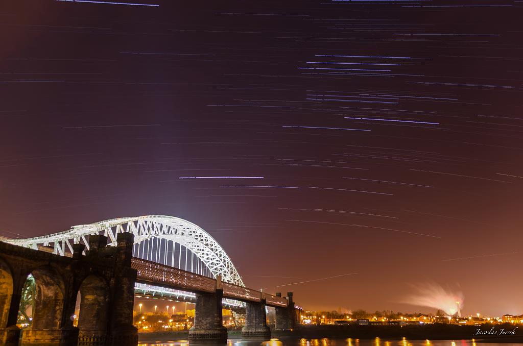 Star Trails nad mostem