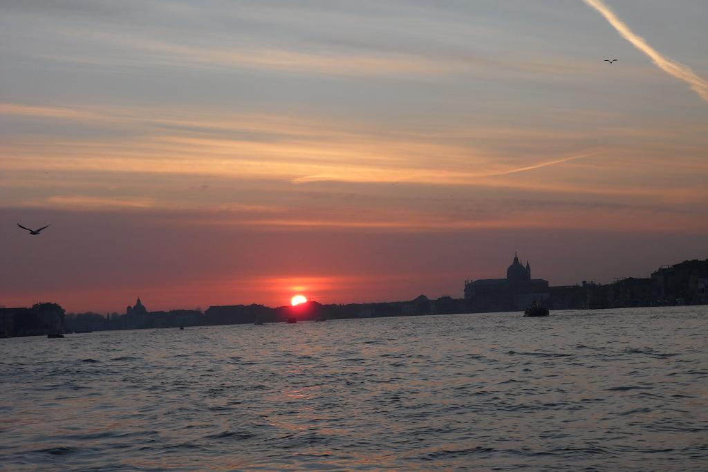 Východ slunce nad Benátkami....