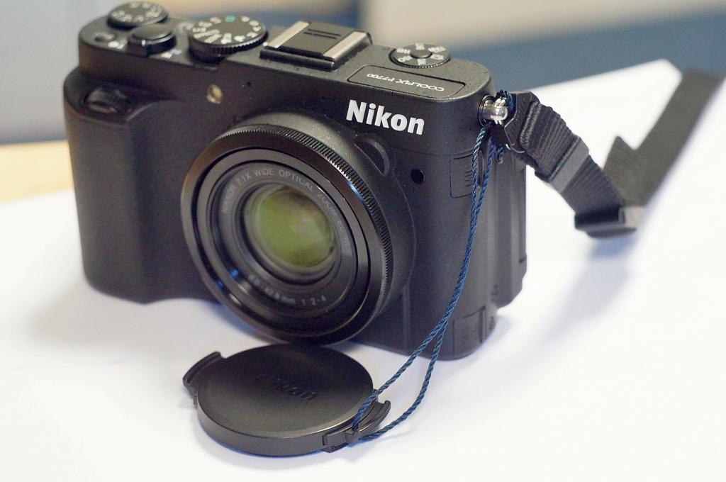 Sony NEX-5N - Nikon Coolpix P7700 s krytkou na šnúrke