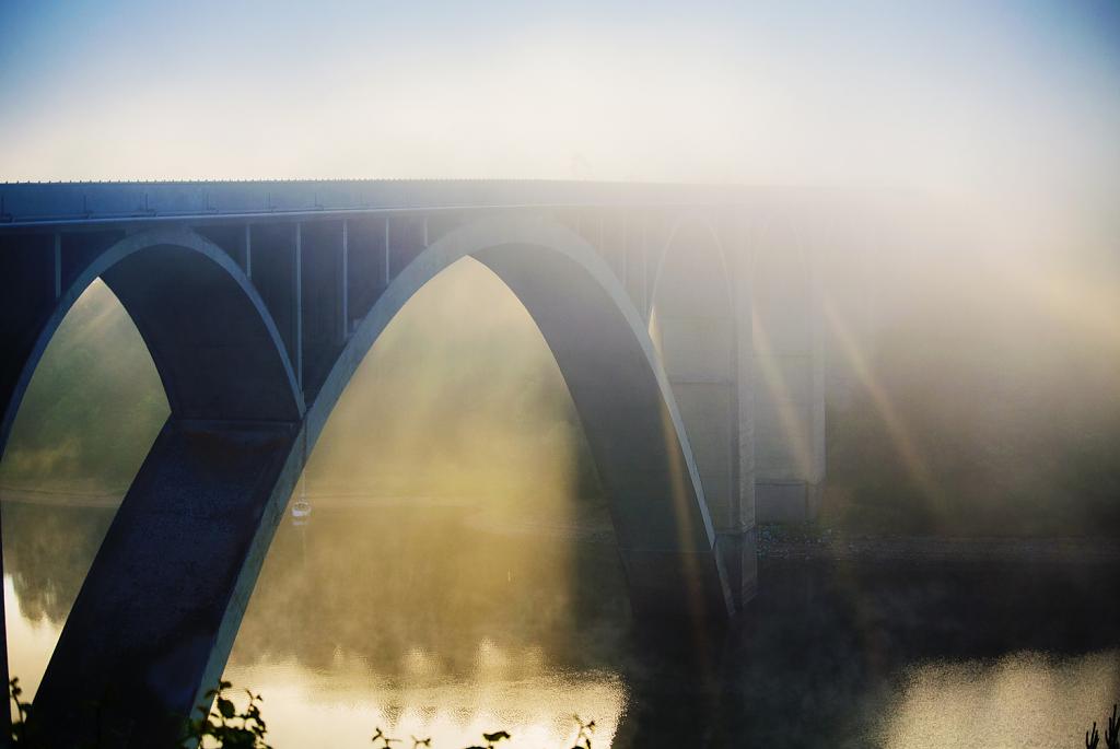 Podolský most v ranní mlze