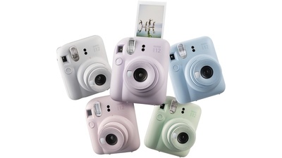 Instantní fotoaparát Fujifilm instax mini 12 přináší vylepšení hledáčku i blesku