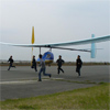 Letadlo na 100 AA baterií Panasonic Oxyride i s pilotem ve vzduchu