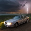 Lovci bouřek natočili, jak blesk udeřil do jejich auta, Prius se stal nepojízdným