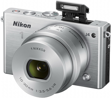 Nikon 1 J4 s vyklopeným bleskem