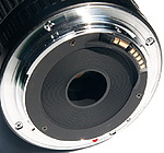 Sigma 18-55/3,5-5,6 DC - pohled na zadní stranu objektivu