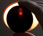 Pohled na halogenovou žárovku skrze filtr Hoya R72