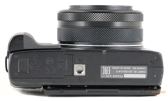 Canon PowerShot G1 X Mark II spodní strana