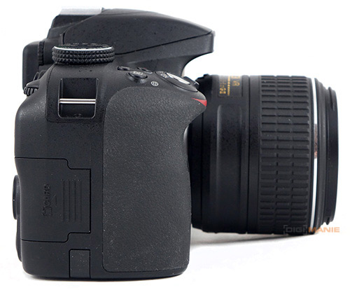 Nikon D3300 pravá strana