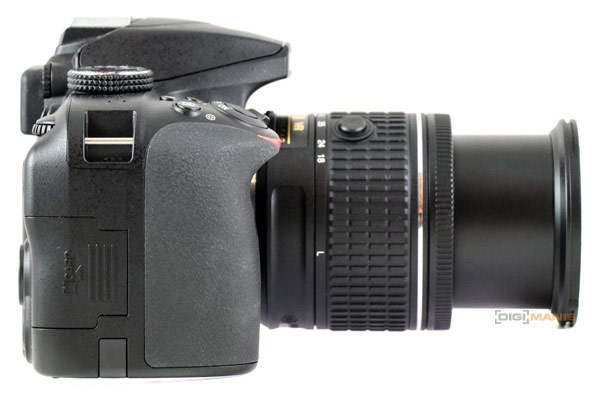Nikon D3400 pravá strana