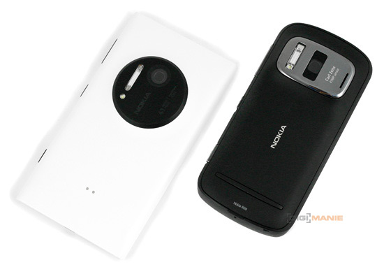 Nokia Lumia 1020 a Nokia 808 PureView zezadu