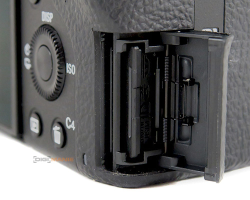 Sony A7R II SDXC slot