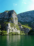 Foto č. 1 - Skalnatý břeh řeky Cetiny