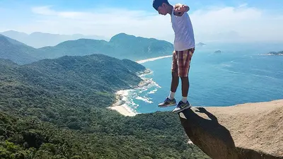 Turisté se v Rio de Janeiru při focení porvali nad srázem, málem sletěli dolů