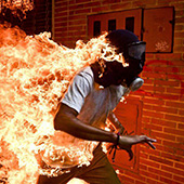 World Press Photo 2018 vyhrál snímek hořícího muže